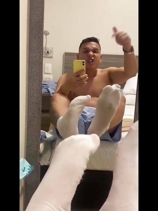 走过卡塔赫纳市, 然后你坐下来欣赏我那双大脚, 我应得的