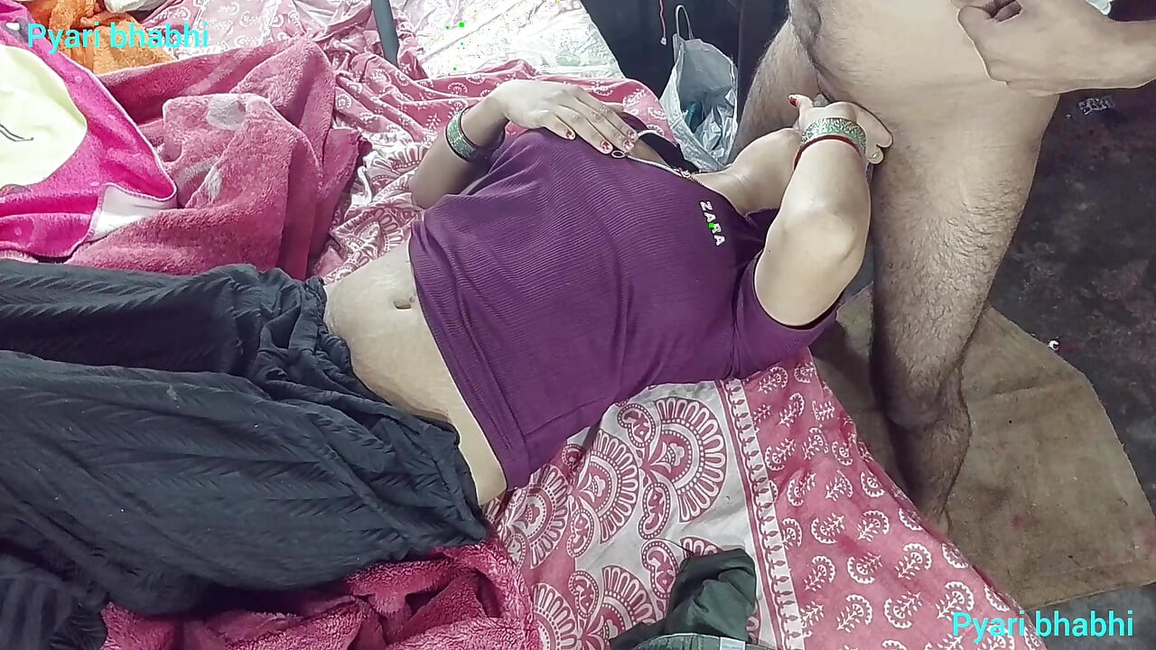 Rumpe fitte jævla kuk suger fitte suger bryster suger melk fra brystet og sitter på kuken i doggy style og ligger rett på hindi lyd