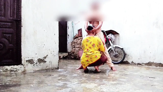 Barsaat ke mausam mein chute lagwane ka Apne maja hai barsat ke mausam mein gand Marne ka apna Maja