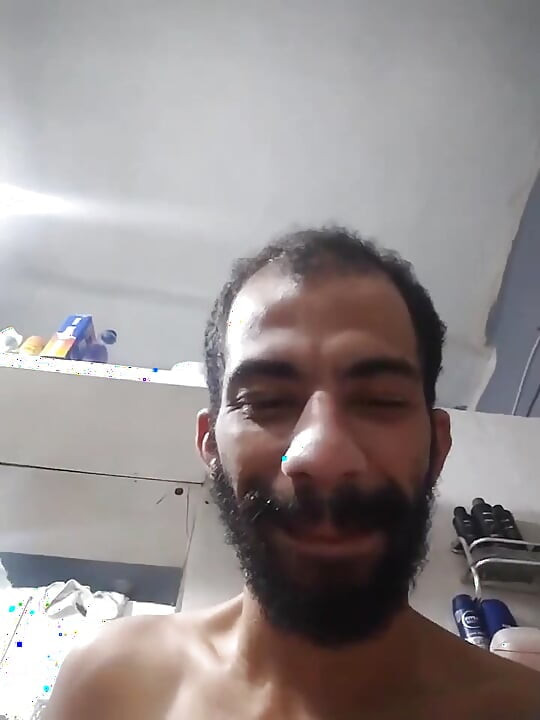 אוננות יד בחדר האמבטיה