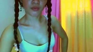 Sexy asiatisches Mädchen vor der Webcam