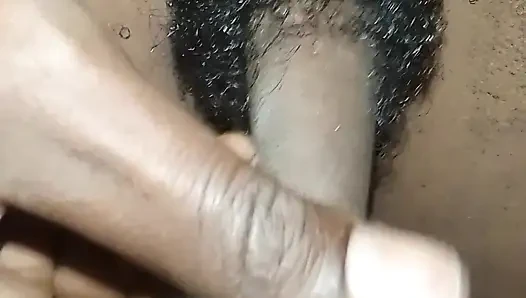 Evde yalnız adam gece yarısı mastürbasyon yapıyor