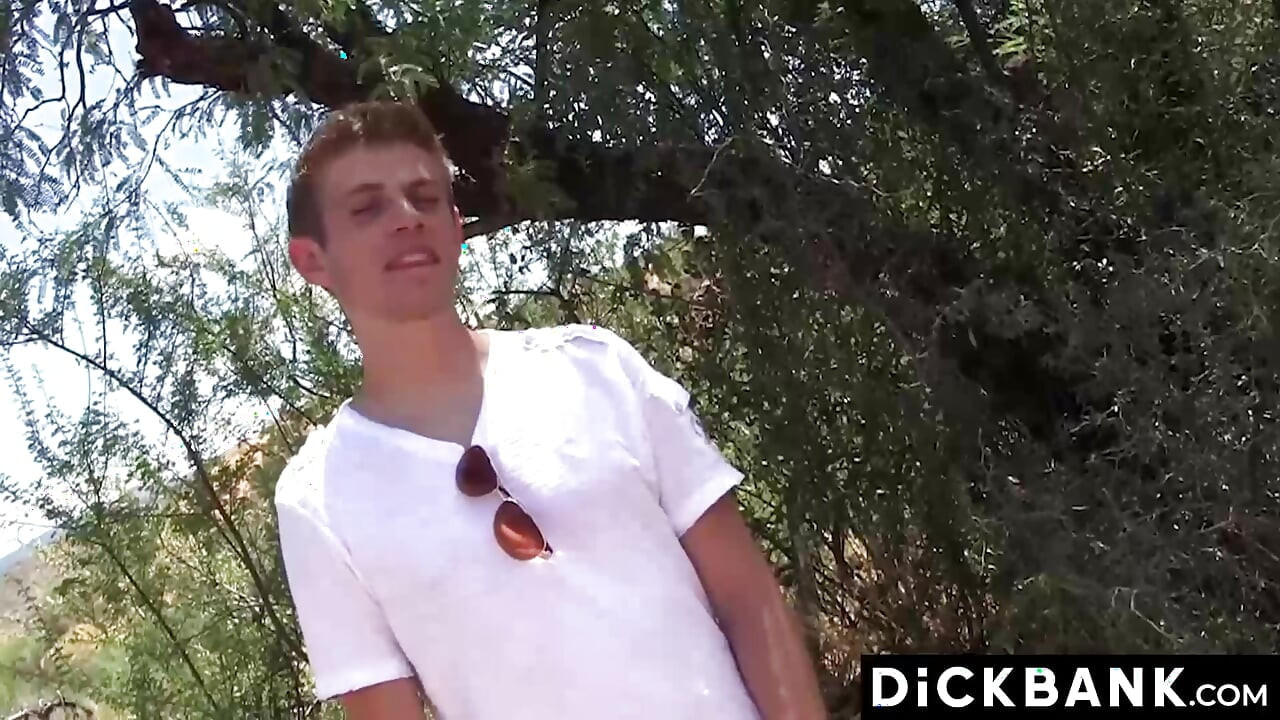 Oliver Dean na otvorenom udara svoju debelu osovinu fleshlightom