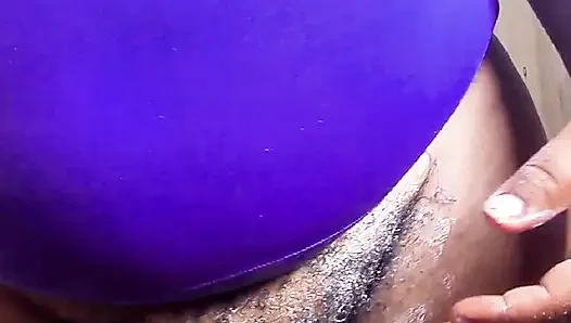 Onu sikmen için amcığımdaki kılları yıkıyorum