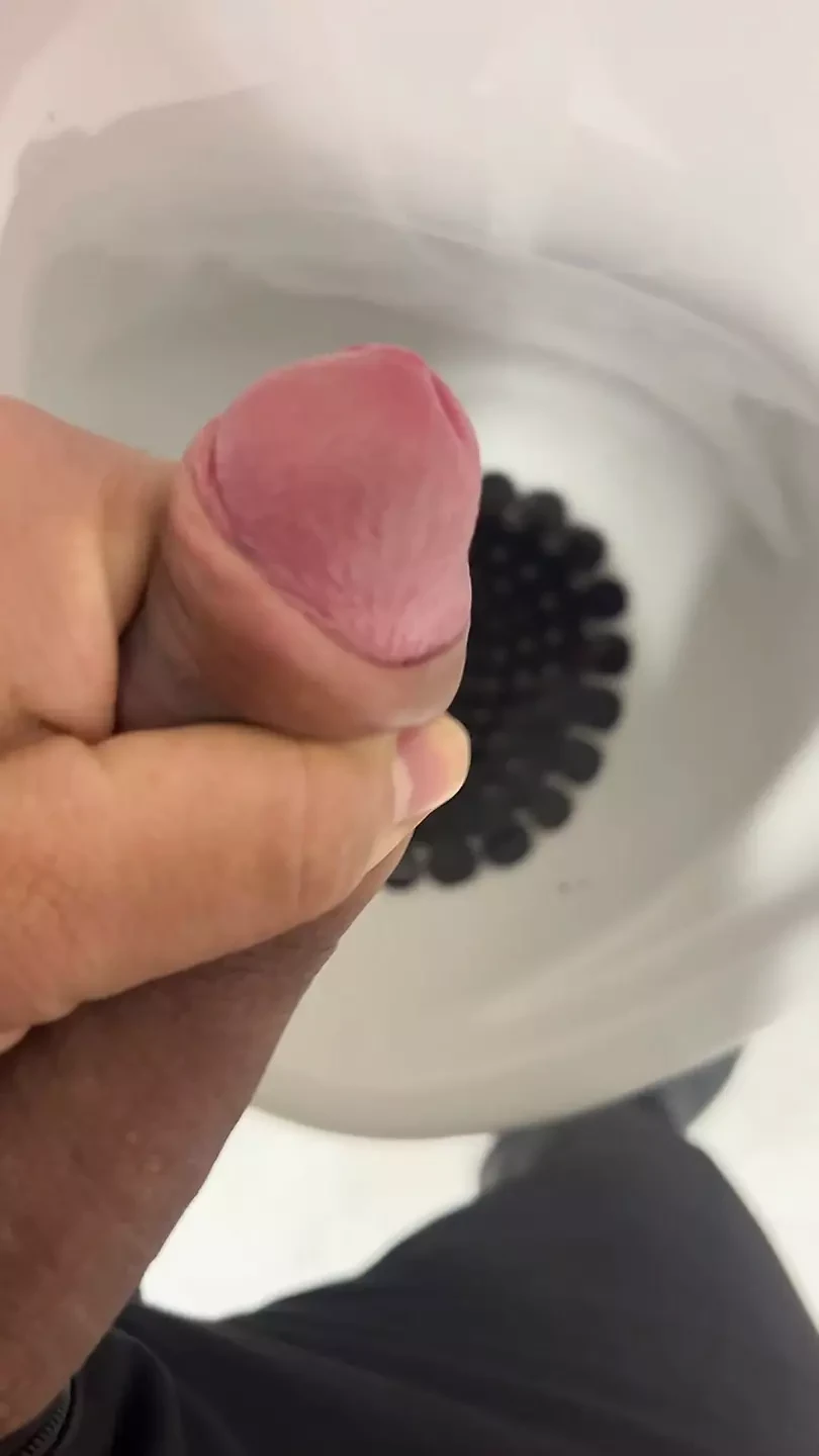 Une bite naturelle non circoncise pisse le matin, chaude et à demi dure