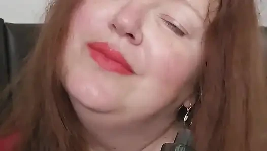 Kırmızılı sisli bayan, vaping