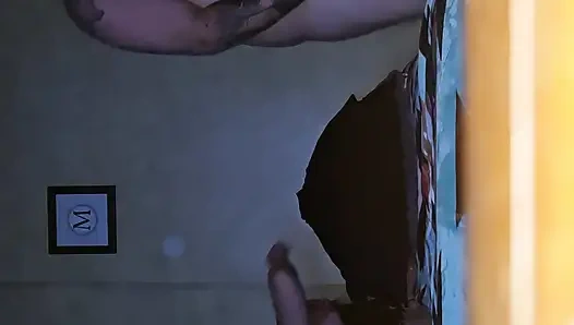 Sıkı amcığını sikiyor ve yarağıma binişine izin veriyor