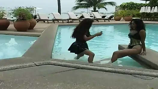 2 sexy latinas präsentieren latexfetisch im pool und am strand