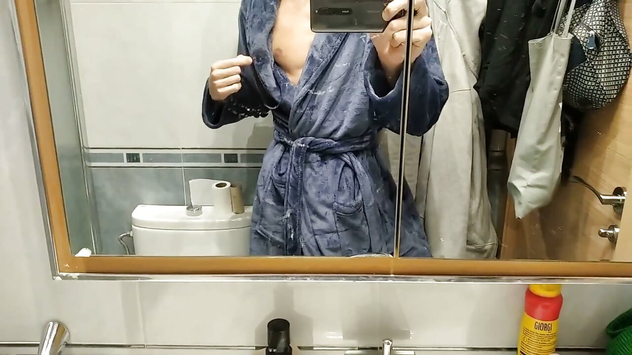 뻑가는 몸과 거대한 자지를 가진 미시 남자가 대박 사정을 풀다!