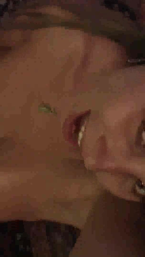 Grosstittige MILF Sonya zieht Jeans aus und zeigt ihre Titten in einem Self-Shot-Video | Clip 2
