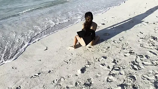 Monika fox seksi dengan bodysuit hitam di pantai