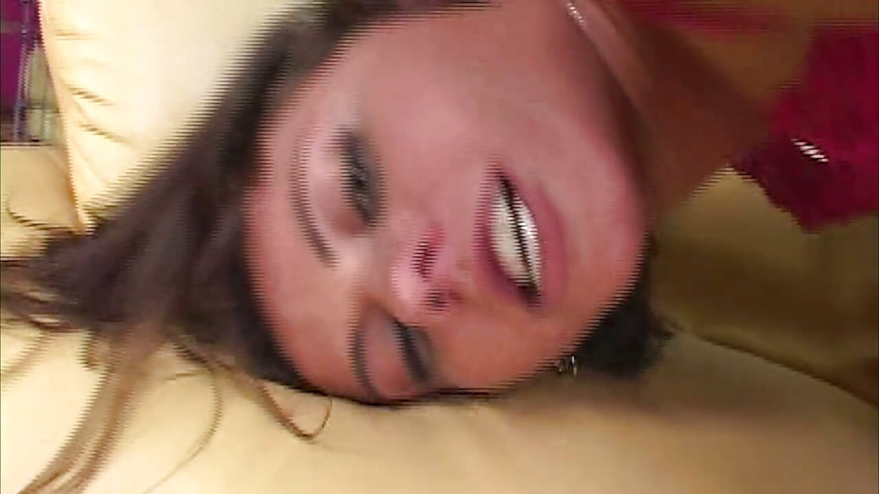 Hete brunette milf gevingerd tot een explosief orgasme tijdens het zuigen van een pik