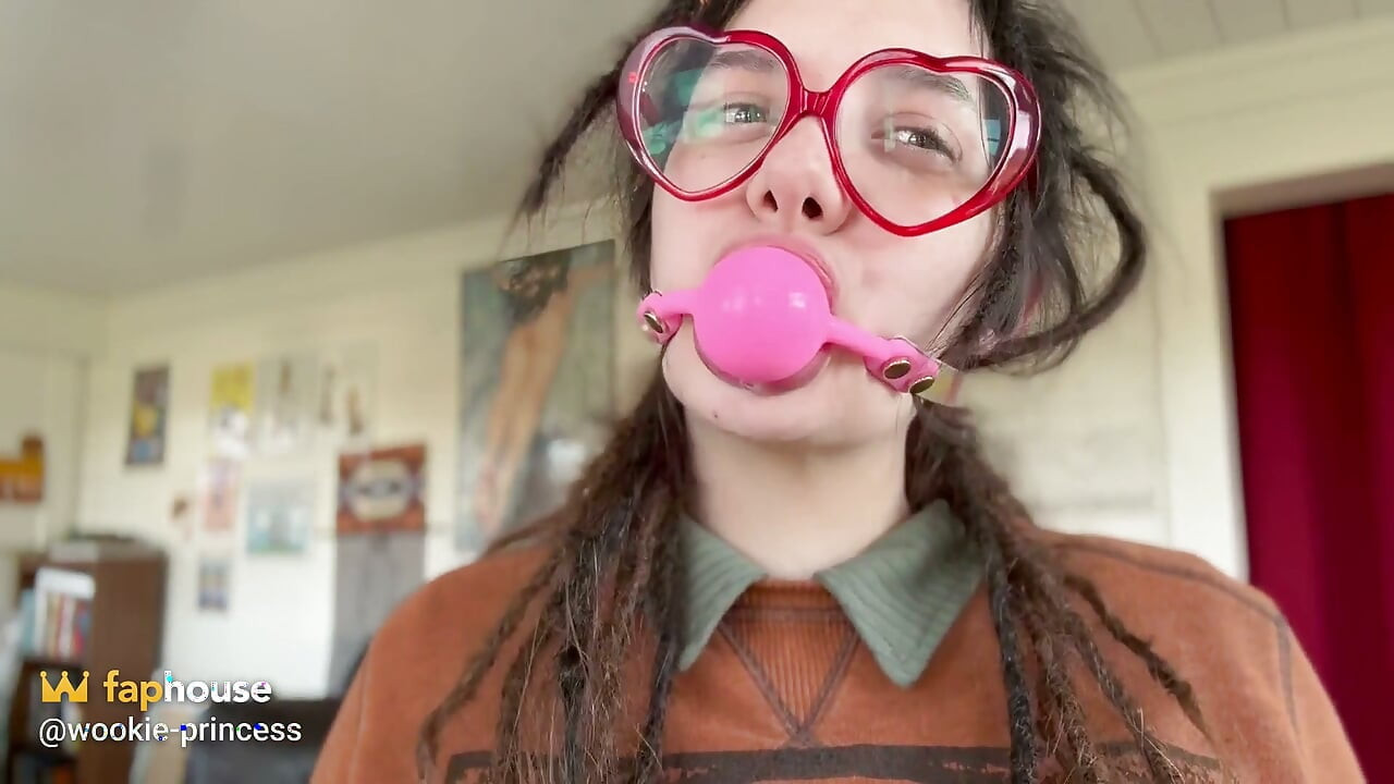 Šprtská dívka poprvé zkouší ball gag a plivá hru