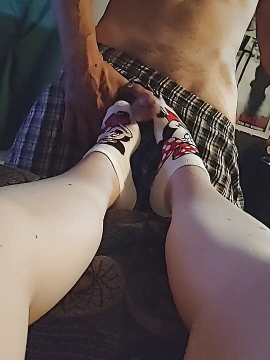 Disney Sockjob - Minnie Mouse Sock Footjob - Gul Ankelstrømpe Handjob - Cum