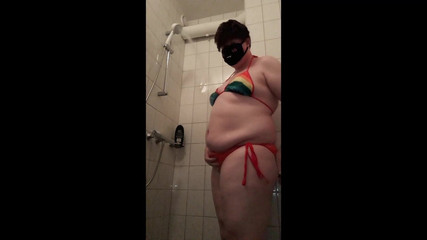 Gordita femboy con lindo bikini arco iris en la ducha