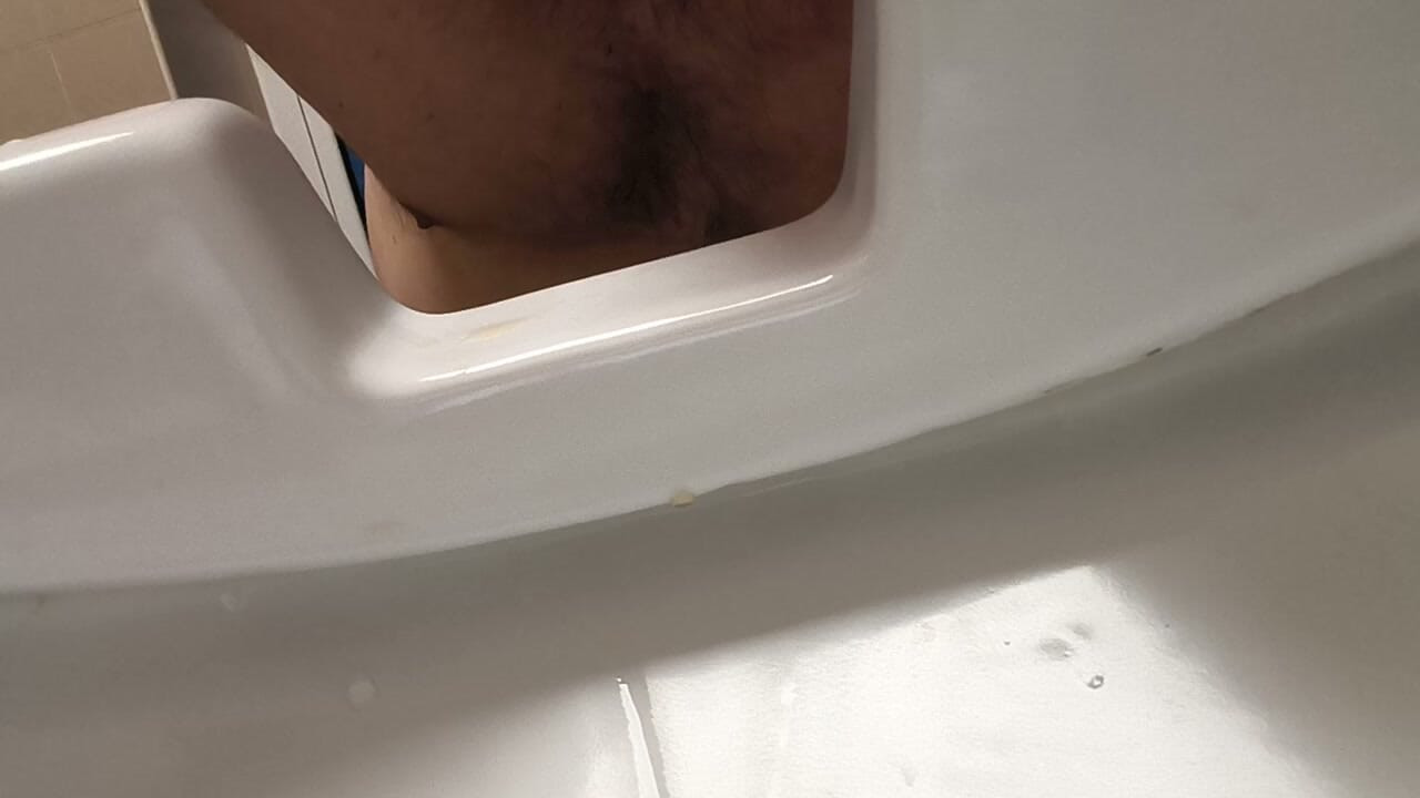 Menjilat dan mencium dudukan toilet di toilet umum yang basah oleh kencing orang asing