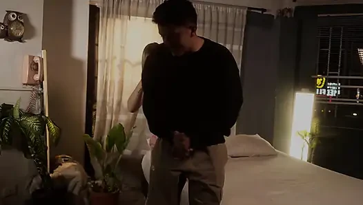 Kız arkadaşım petit çok ateşli ve üvey babası bizi sikişirken yakalıyor