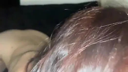 Kocam uzaktayken komşumun yarağını emiyor