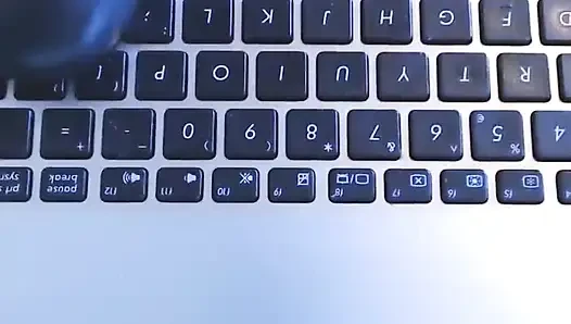 Evde kimse yok, bu yüzden sosisle mastürbasyon yapıyorum