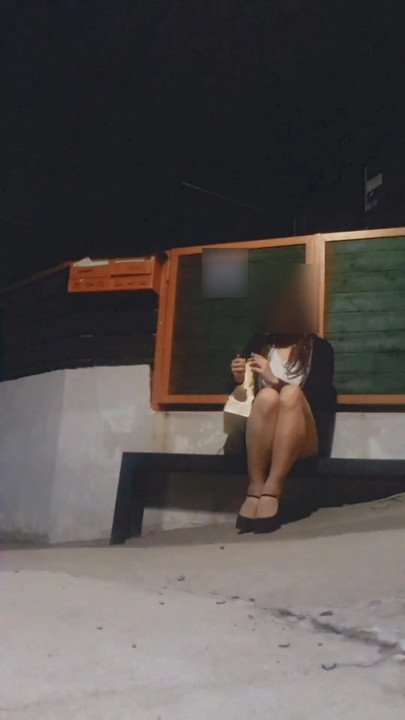 Snažan trenutak iz "Vrijeme je za odlazak u školu! Azijska kurvasta studentica u elegantnoj suknji ide u školu s vibratorom u sebi"