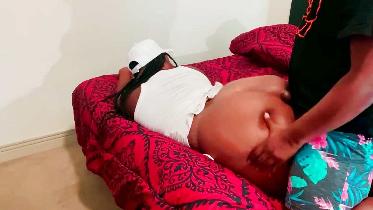 Vuile Diana heeft een pet op en ze ziet er sexy uit