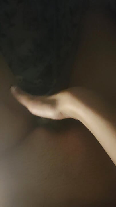 Una virgen intenta masturbarse