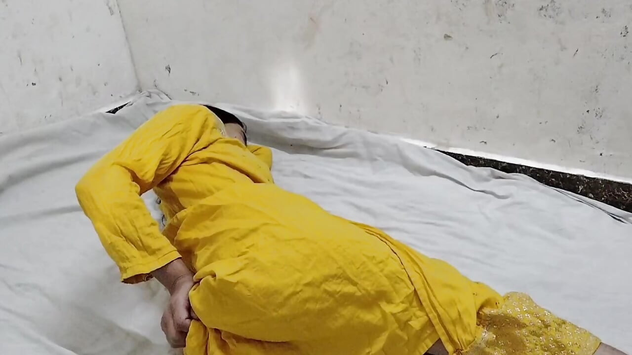 Soyi hui bhabhi ko jabar dasti doodh daba daba kar pela
