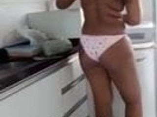 Brasilianisches heißes Mädchen kocht nackt und ihr Freund nimmt sie auf