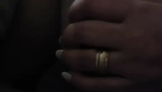 Stiefmutter weckt ihren schmutzigen stiefsohn auf, indem sie seinen schwanz mitten in der nacht bei erektion handjob macht