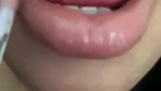 Nackter Lipgloss Lippenfetisch, Lippenanbetung, domina