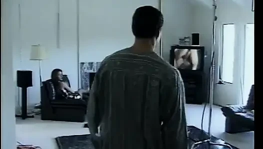 Adam yatakta sarışın bir bebek tarafından emilirken esmerlerin amını yalıyor