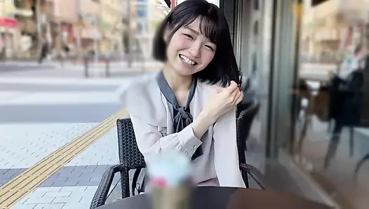 A118F01 A classic idol-level small face and a cheerful smile with a natural girl in a private shoot at a love hotel! A cute smile and a facial finish!
