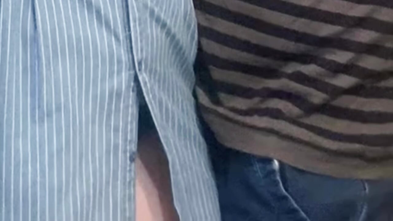 Cewek hot ini ngebiarkan aku ngusap memeknya yang berbulu