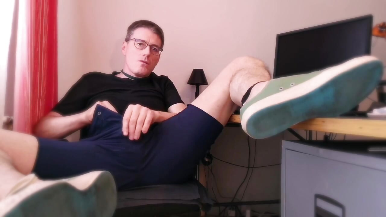 Horny wanking session in the office on webcam