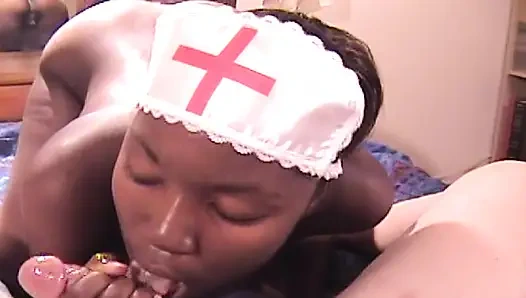 Возбужденная чернокожая медсестра получает теплую сперму на ее идеальное лицо