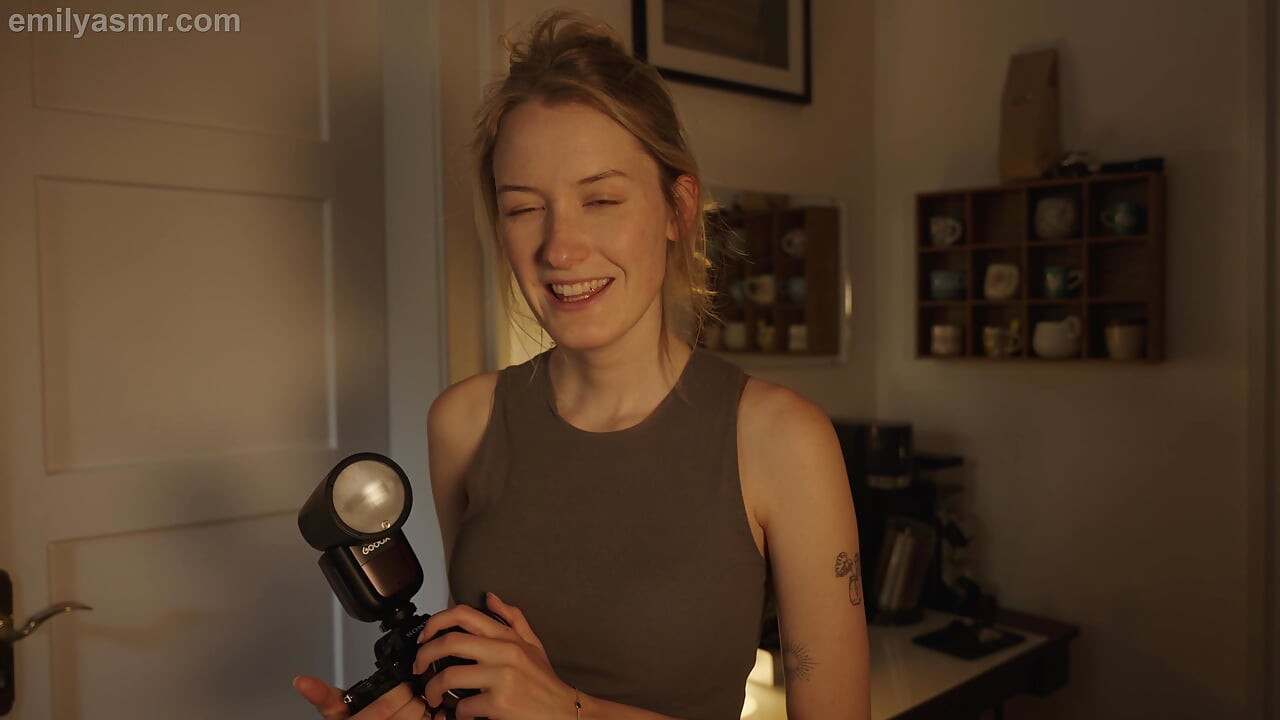 남성 모델이 필요한 ASMR 사진작가... 그녀는 당신을 필요로!