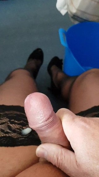 Masturbándose en mis medias de nylon