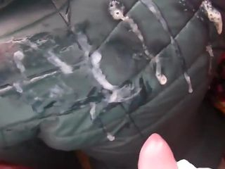 Сексуальная девушка в зимней куртке трахается в прачечной