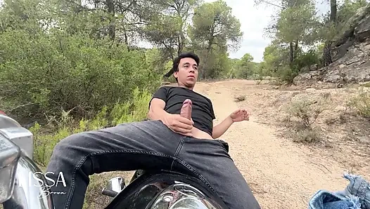 Ich ziehe den schwanz meines stiefbruers auf dem motorrad raus