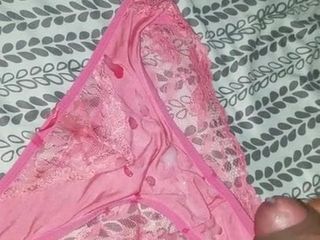 粉色蕾丝内裤