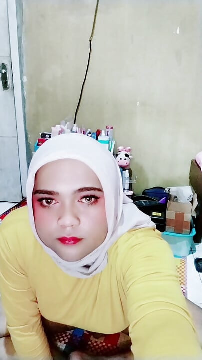 Ivvy Hijab crossdresser, in jeans und masturbiert dann