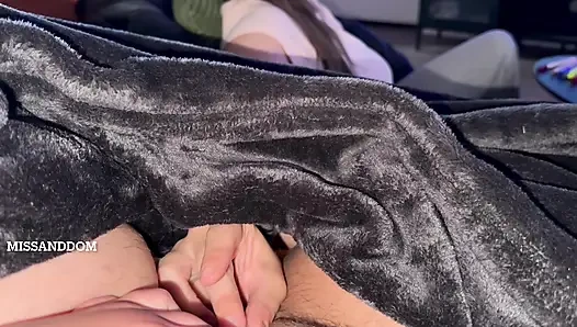 Großer kitzler masc wird im Mittelstudium sesh von handsy femme gestreichelt