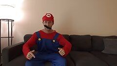 Mario montre une énorme bite en POV