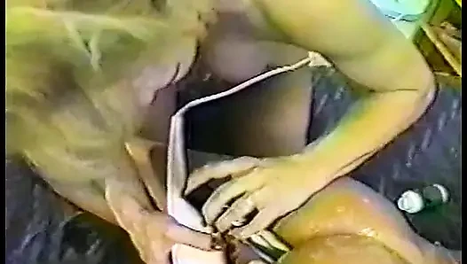 Cewek sange rambut pirang dengan itil lagi asik mainin memek mupit pacarnya yang lagi dicukur