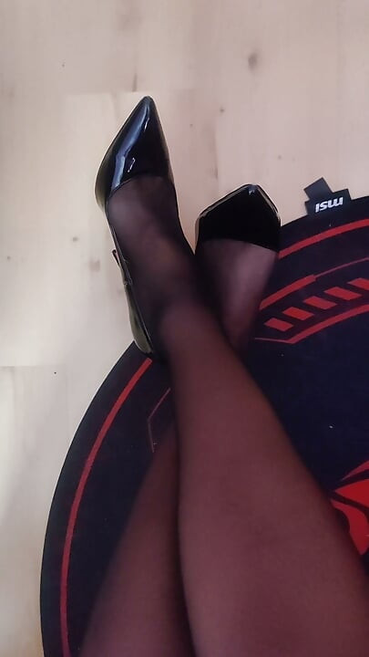 Masturbation in sexy glossy Black high heels