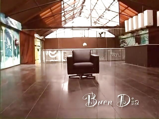 Pantat bahenol waria ini dientot habis-habisan di sofa sampai lubangnya menganga lebar