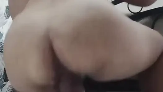 Sexy filipina-milf, macht ihren dildo nass und sahnig