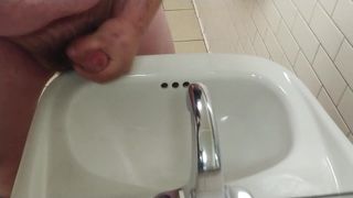 Masturbation dans les toilettes chez Albertson