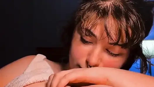 Meme ucunu emiyor ve oynuyor