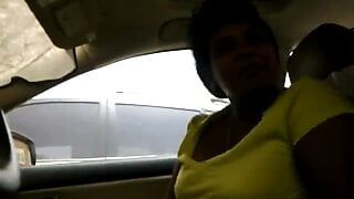 Sri-lankische Tante lutscht Schwanz im Auto 2